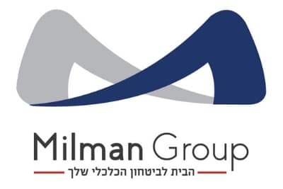 אביבה מילמן, אישה בחליפה שחורה עם שיער חום ארוך, מחייכת לעבר המצלמה