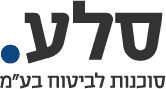 סלע גדול חום-אפור על רקע טבעי בהיר